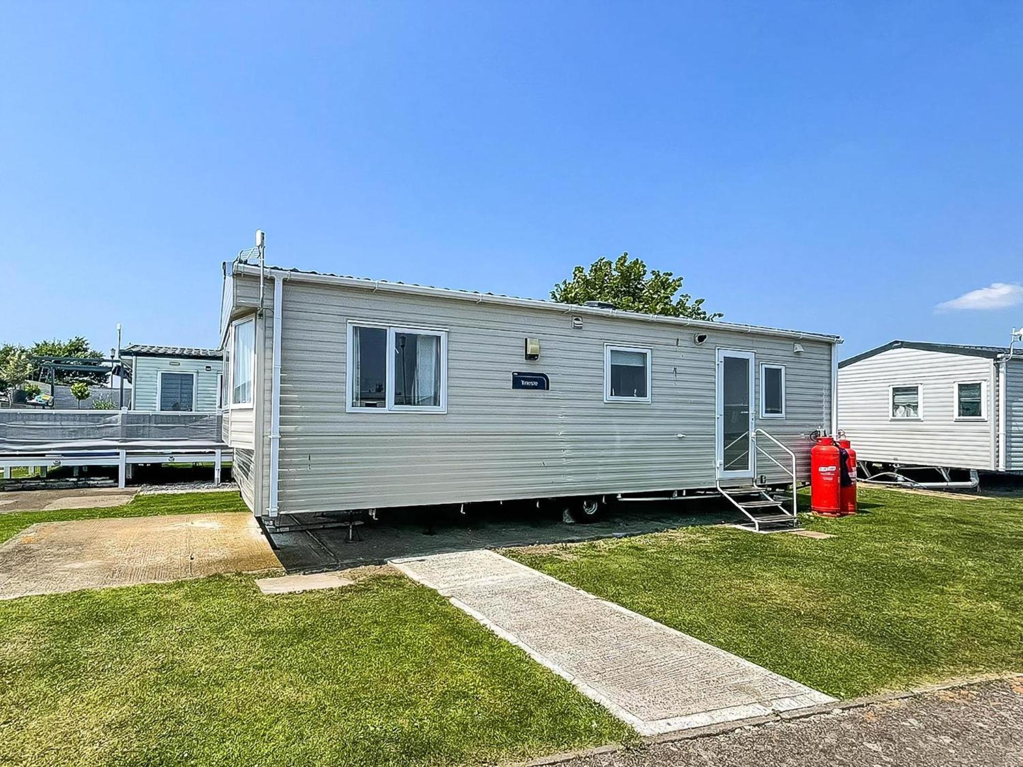 Superb 6 Berth Caravan At St Osyth Beach, Near Clacton-On-Sea Ref 28008Mc Extérieur photo